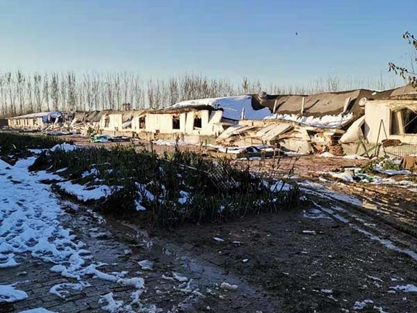 養殖棚被大雪壓倒維修前